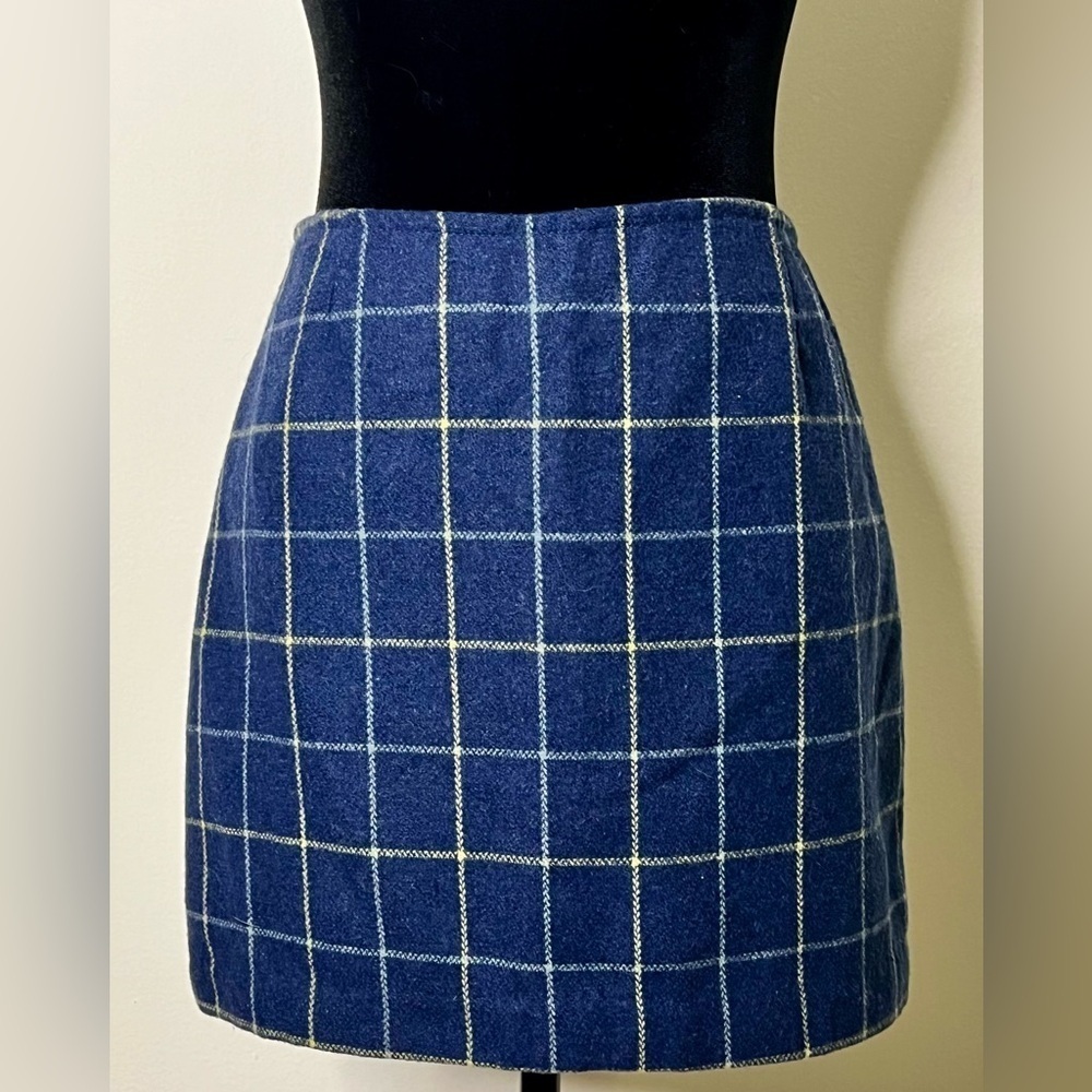 Wool blend old navy blue plaid mini skirt preppy. Size 2. Zipper back. EUC